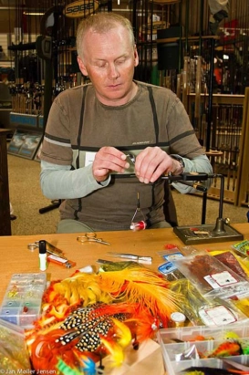 Kim tying Kim tying