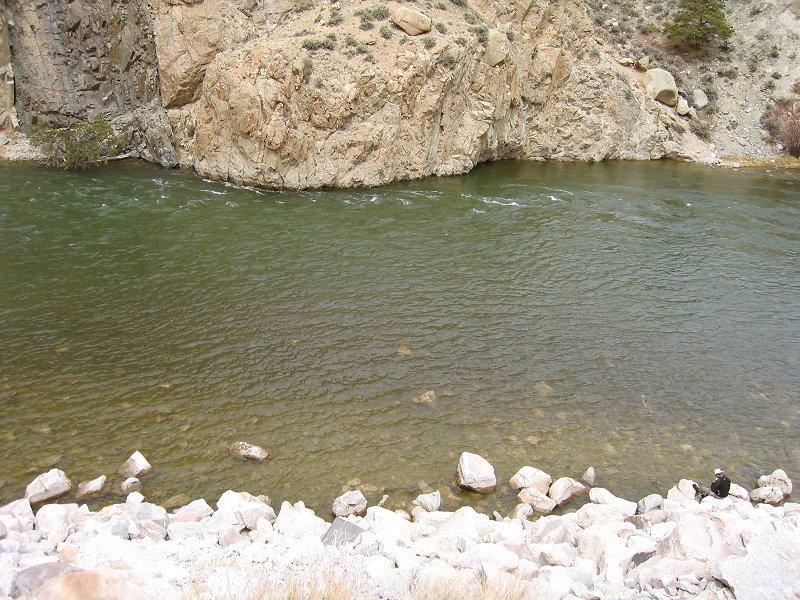 An excellent run - An excellent run near the beginning of the effluent at Miracle Mile on the North Platte River. (Notice Kurt in the lower right of the picture)
