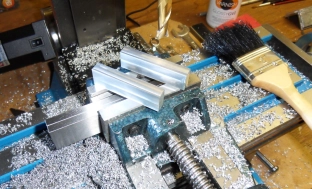 Milling the twin parts for the tying head. Milling the twin parts for the tying head.