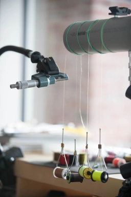 Measuring tying thread Measuring tying thread