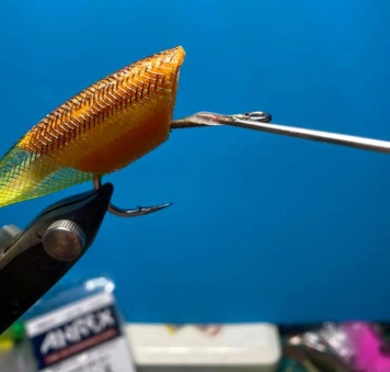 Gluing the hook shank Gluing the hook shank