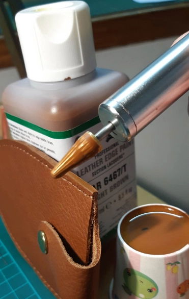 Painting the edges with edge paint Painting the edges with edge paint