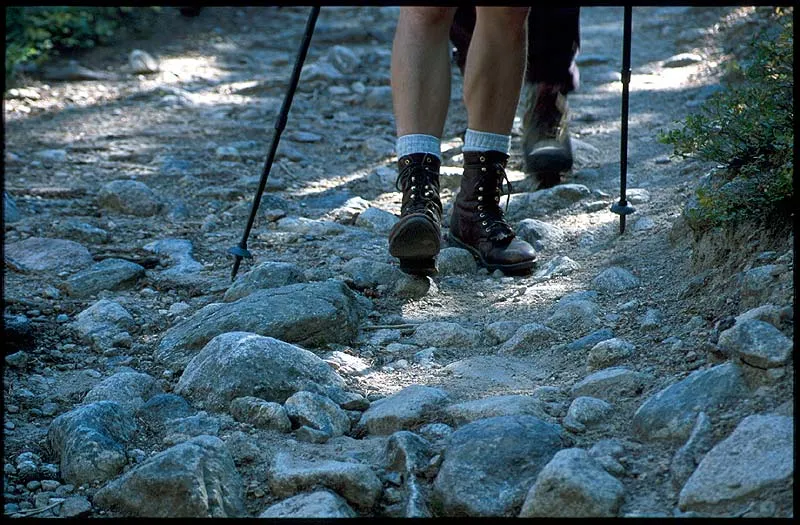 Forgotten boots - Steve had to take the hike in ballet shoes, because he forgot his hiking boots. This can not be recommended! The trail is nice, but sturdy boots are a great help.