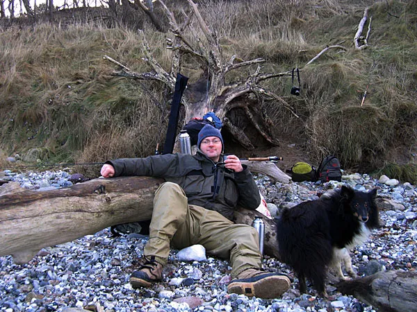 Relaxing - Yes, it is possible to relax and be comfortable even thoug the air temperature is just around the freezing point and it's both overcast and windy. This is me and Divus taking a break.