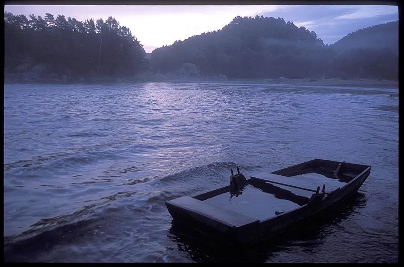 Old boat - This old boat forms a nice forgorund to the river. Waves occasionally splashing against its hull kept on sounding like leaping salmon.