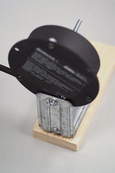 Motor mounted - Here you can see the simple attachment of the motor to the angle bracket: a short bolt through the motor flange and the iron. It may look a little shaky, but will hold fine. This is not rocket science or a Mars mission, remember...?