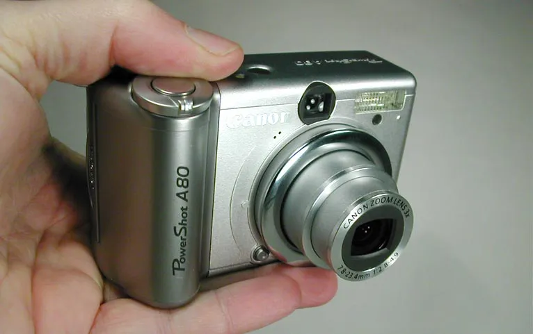 Canon PowerShot A80 - A moder, compact digital camera with 4 megapixels and all the features a fly photographer can wish for.