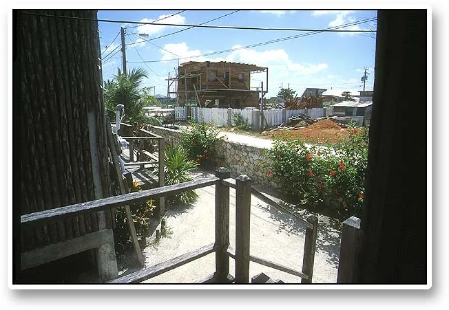 Housebuilding - Just across the road from our hut - as in many other places on Ambergris Caye - somebody was building a house. With an amazing speed and very little safety people were working all around the clock... except for the hottest midday hours.