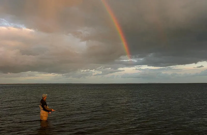 Another kind of light - The occurrence of a rainbow may also be a magic moment. Here the angler even looks at the arc on the sky and creates a connection to the beautiful phenomenon.