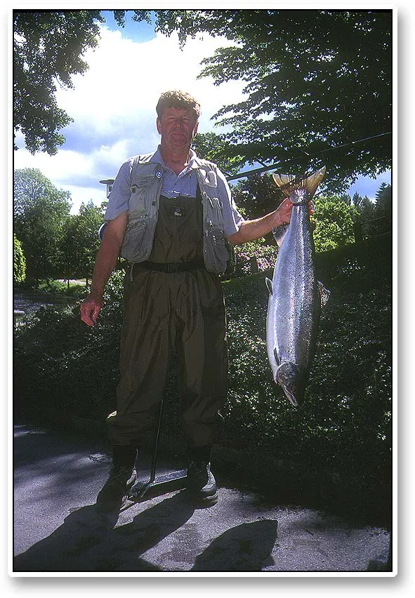 Gert - Gert who fished with Erik was equally annoying when it came catching. This silver bullit is a good example. Te fish weighed in at about 11 kilos or 22 lbs.<br>
The rack is located right outside the registration and weighing building and is in fact ment to hang fish on!
