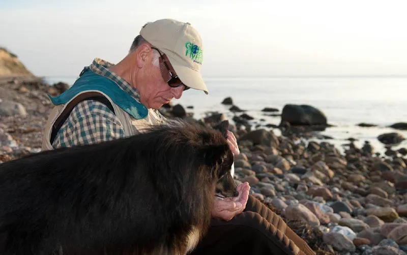 Les sharing water with my dog Divus -