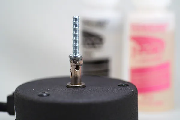 Bolt on axis - A small bolt is simply glued onto the motor axis using... epoxy, of course!
