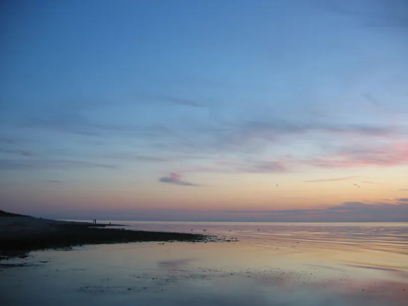 Evening - A picture such as has become much more intense by a slight underexposure. The camera would want to expose it as a daylight scene, rendering it too light.