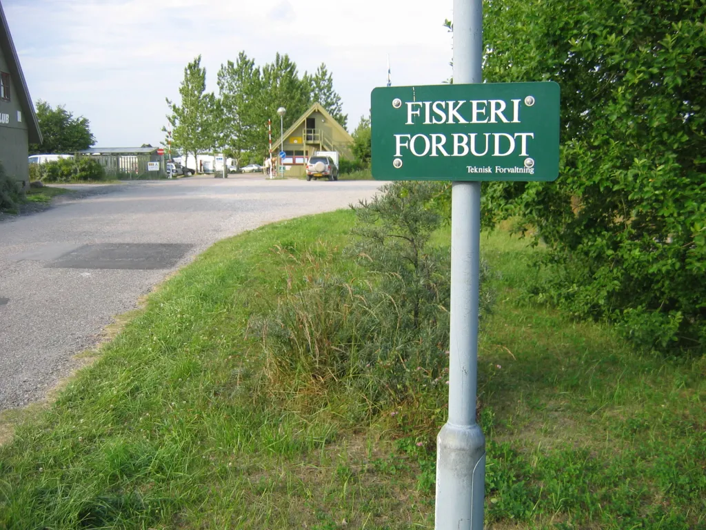No go! - This sign simply says fishing forbidden. It is from the camping ground Loppen near Ishoj Harbor