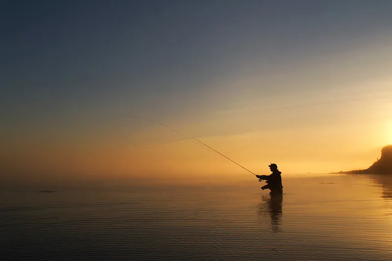 Same morning, different picture - Notice the angler in the distant background on this picture. He is the same angler who occurs on the very orange image taken in the mist. This picture is taken within minutes of the other one but yet it\'s very different. And the whole scene was gone in less than 10 minutes.