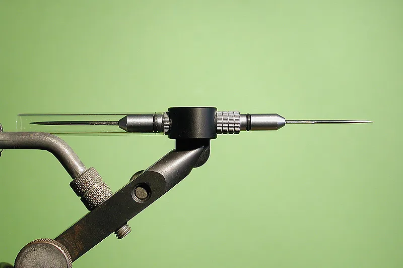 The tool - The tool features two tips in different sizes for tying bodies in varying sizes.